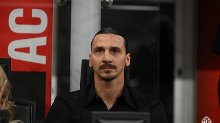 Zlatan Ibrahimovici şi-a anunţat retragerea din fotbal. Marele atacant a fost aplaudat de un stadion întreg - VIDEO