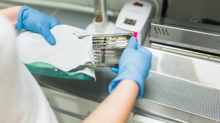 Sterilizarea instrumentarului medical: descopera care sunt cele mai eficiente tehnici pentru asigurarea protectiei pacientilor