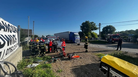 Accident rutier în Mirosloveşti. Trei persoane rănite, după ce două autoturisme au intrat în coliziune - UPDATE, FOTO