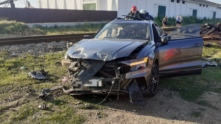 Doi tineri au scăpat cu viață după ce mașina în care se aflau a fost lovită de tren în Vaslui - VIDEO