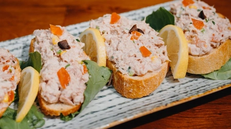 Bruschete cu ton. Un aperitiv delicios