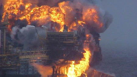 Incendiu uriaș pe o platformă petrolieră din Mexic. Cel puțin două persoane au murit și alta este dispărută