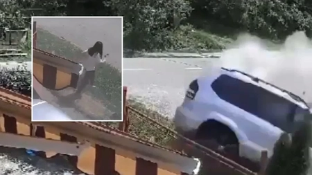 O adolescentă de 15 ani a luat mașina unchiului său și a intrat cu ea prin gardul unei case - VIDEO