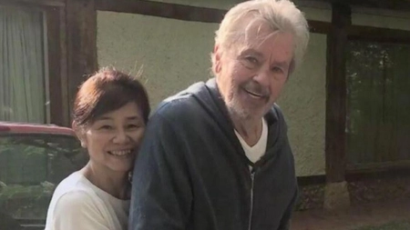 Percheziții la domiciliul lui Hiromi Rolin, ”dama de companie” a lui Alain Delon. Care sunt acuzațiile aduse acesteia