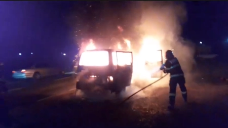 Incendiu uriaș în Vaslui. Un microbuz în care se aflau opt muncitori a fost distrus de flăcări