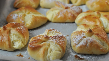 Plăcintă cu brânză dulce. Un deliciu care îți va aminti de vremea copilăriei