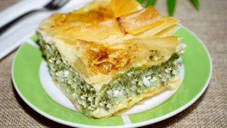 Plăcintă cu urdă și mărar, făcută după rețeta tradițională. Trucuri care te vor ajuta să obții o plăcintă pufoasă și aromată