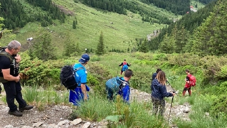 Salvamontiştii au intervenit la 2100 de metri altitudine, după ce mai multe turiste străine au rămas blocate în Munţii Făgăraş