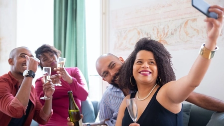 Pregătești o întâlnire cu prietenii la tine acasă? 5 BĂUTURI perfecte pentru o seară de distracție