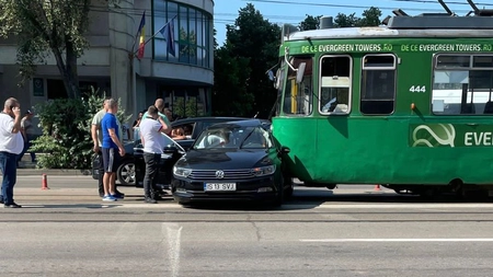 Accident rutier pe bulevardul Nicolae Iorga. Șoferul unui autoturism nu a acordat prioritate și a intrat în coliziune cu un tramvai
