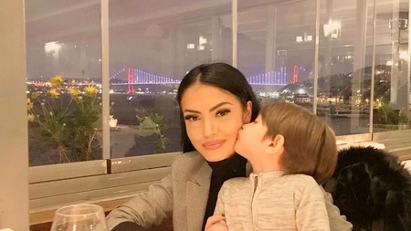 Andreea Mantea se menține tânără și radiază de fericire alături de fiul ei. Motivul dureros pentru care vedeta nu își mai dorește un iubit