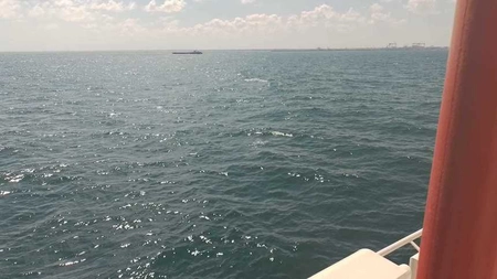 Alertă pe mare! Două nave ale ARSVOM supraveghează o ambarcaţiune aflată în pericol de scufundare - VIDEO