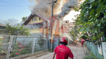 Incendiu pe o stradă din municipiul Iaşi. Pompierii se luptă cu flăcările izbucnite la o casă - FOTO, LIVE VIDEO, UPDATE