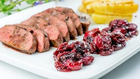 Piept de rață cu sos caramel. Rețeta care îi va impresiona pe cei de la masă