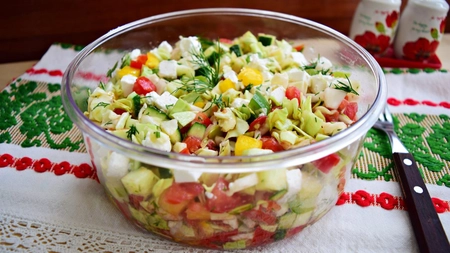 Salate de vară. Opțiuni delicioase și răcoritoare pentru sezonul cald
