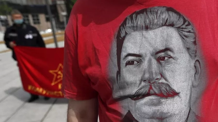 Clericii ortodocși ruși au binecuvântat recent, la un eveniment public, o statuie a dictatorului sovietic Stalin în Rusia
