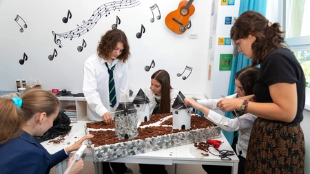 Aventură colorată în lumea științelor, la Paradis International College