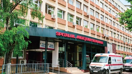 Un bărbat de 52 de ani cu fisură de trahee a murit în Spitalul Județean Satu Mare, după zece ore în care nu a avut cine să îl opereze