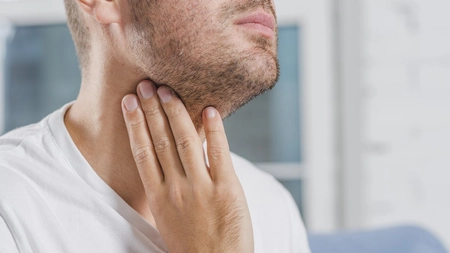 Cancer la gât – video. Cum se face simțită această afecțiune?