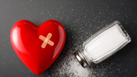 Au voie cardiacii în apă sărată? Un academician explică pericolele apei sărate pentru persoanele vulnerabile