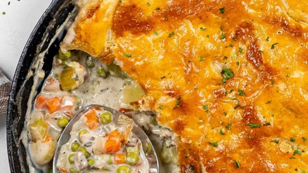 Rețetă de chicken pot pie soup. Plăcintă cu ciorbă de pui și legume