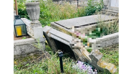 Accident bizar la Cluj. O femeie a murit într-un cimitir, după ce o cruce a căzut peste ea