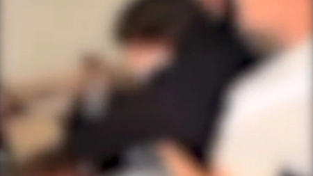 Bătaie ca în filme, în sala de clasă a unui liceu! Doi elevi și-au împărțit pumni și picioare - VIDEO