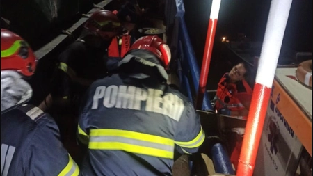 Intervenţie pe Dunăre pentru extragerea a şase marinari din buncărul unei nave. Victimele, cetăţeni străini, erau inconştiente