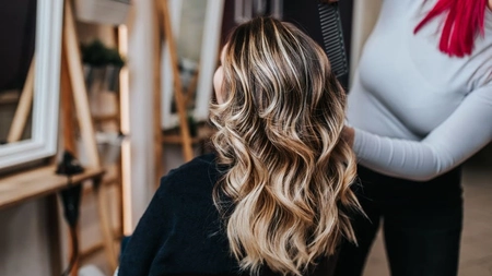 Modele de păr vopsit șuvițe. Recomandările specialiștilor pentru un look atrăgător