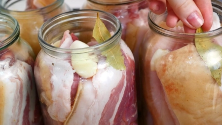 Piept de porc fiert cu boia și usturoi, fraged și aromat