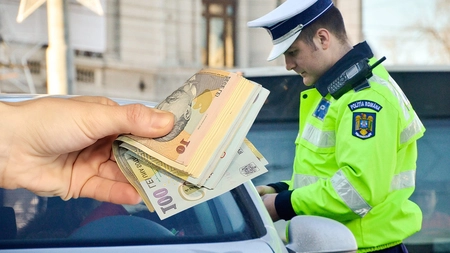 Polițist din Iași condamnat la închisoare cu suspendare, după ce a fost prins în flagrant luând mită 200 de euro