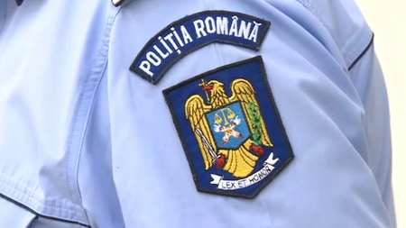 Un polițist a ajuns traficant de droguri. Un om al legii, îmbrăcat în uniformă, prins între blocuri în timp ce vindea cocaină