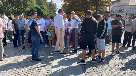 George Simion la Iași! Membri ai partidului și susținători AUR s-au adunat în fața Palatului Roznovanu. Mesajul a sute de ieșeni: 