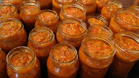 Rețetă de zacuscă de vinete la superlativ. Un deliciu adevărat din 6 kg de legume                    