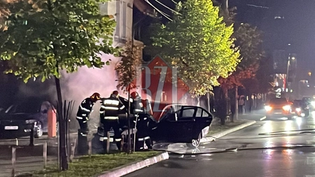 Incendiu în municipiul Iași. Un Mercedes-Benz a fost cuprins de flăcări - FOTO/VIDEO, UPDATE