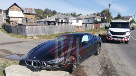 Accident rutier în Ciurea. Un BMW a intrat într-un cap de pod - FOTO, VIDEO