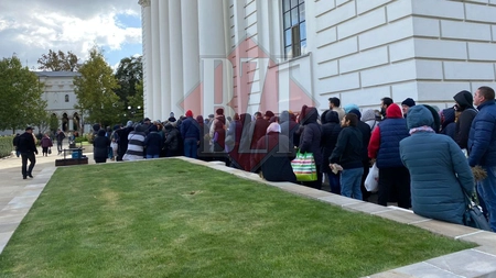 Sute de persoane s-au așezat la coadă pentru a se închina la moaștele Sf. Cuvioase Parascheva - FOTO