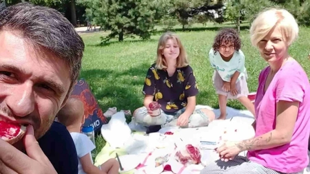 Lui Dragoș Bucur îi priește viața la țară, cu familia. Dana Nălbaru face magiun, iar el taie lemne