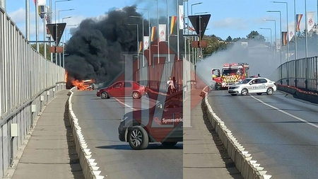Incendiu la Iași! Un autoturism arde ca o torță pe pasajul Octav Băncilă - FOTO, VIDEO