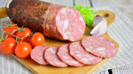Rețeta de salam de casă pe care o faci foarte simplu