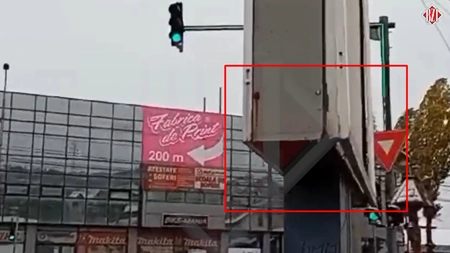 Atenţie, ieşeni! Pericol în Bucium, după ce ramele unui panou publicitar stau să cadă - FOTO, VIDEO