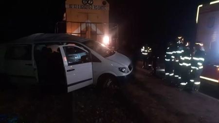 Accident feroviar în Rădăuți! Două persoane au rămas încarcerate