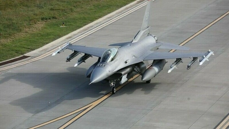 Primele cinci aeronave ale Centrului European de Instruire F-16 au aterizat la Feteşti