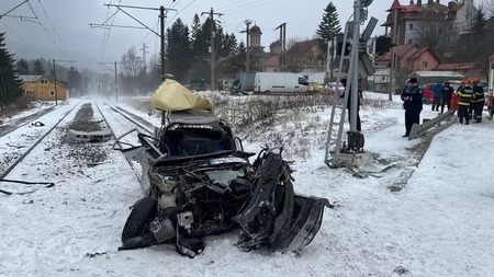 Accident feroviar în Bușteni. Trei persoane au rămas încarcerate