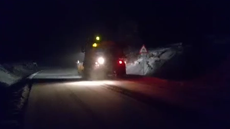 Au început ninsorile! Utilajele DRDP Iași intervin cu material antiderapant pe drumurile naţionale - VIDEO
