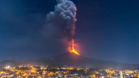 Vulcanul Etna din Sicilia a erupt. A fost ridicat nivelul de alertă - VIDEO