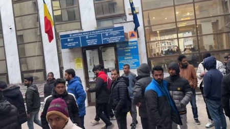 Migranții din Pakistan, Bangladesh și Sri Lanka au protestat în fața ITM Sibiu. Aceștia au acuzat că au salarii prea mici și că sunt exploatați