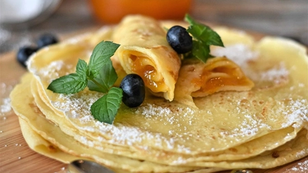 Rețetă de clătite cu lapte și ouă. Un desert gustos și aromat, gata în doar câteva minute