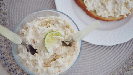 Salată de țelină cu pui. Un amestec de culori și texturi care îți îmbunătățește dieta