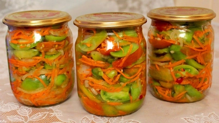 Salată de toamnă cu gogonele verzi. Rețeta bunicii pentru a obține o textură crocantă a legumelor